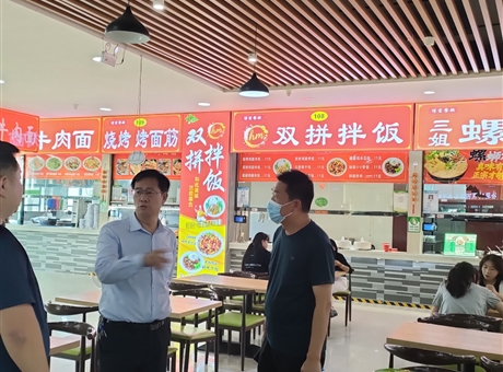 副校長(zhǎng)深入食堂檢查指導(dǎo)，護(hù)航新生就餐“第一餐”